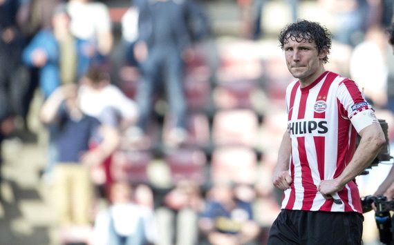 足球场外的 足球场外的